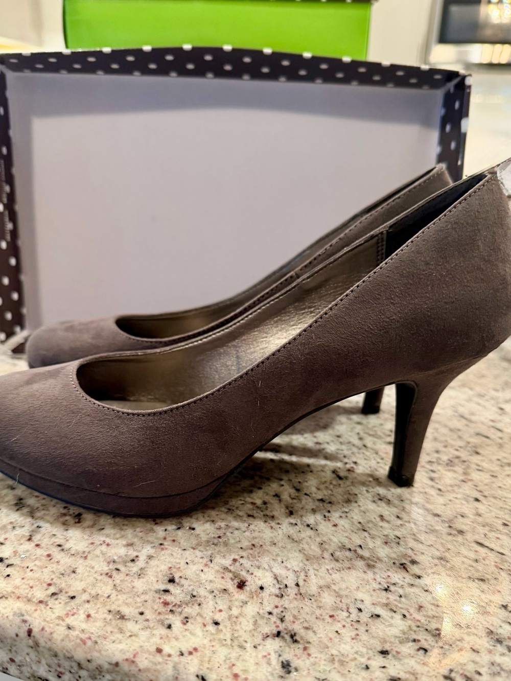Classic Women's Gray Suede Pump Heel